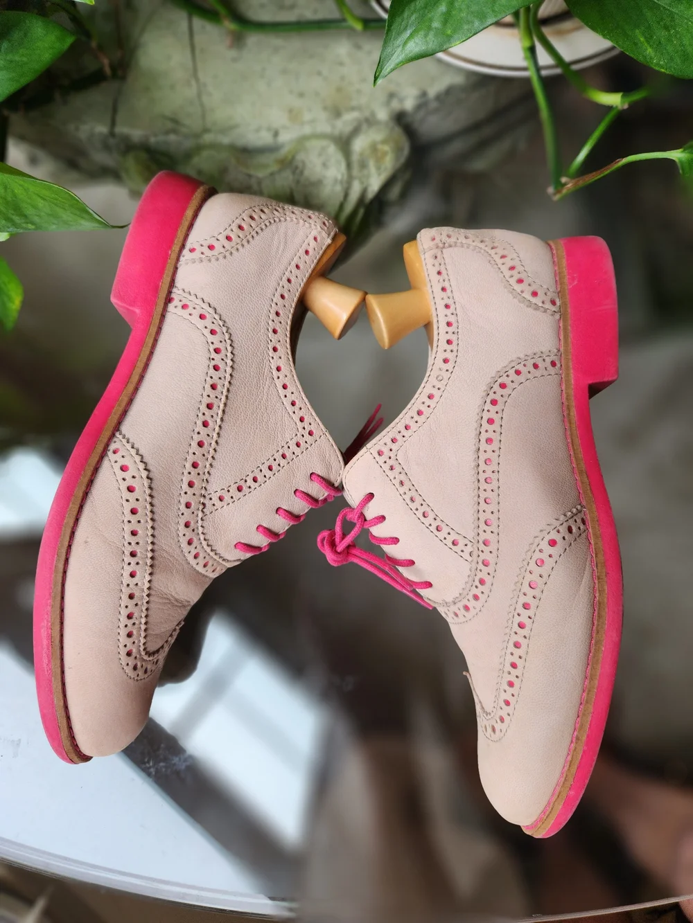 Cole Haan Womens 6 Gramercy Leather Wingtip Oxford Shoes Sandstone Hot Pink Sole - Picture 3 of 11